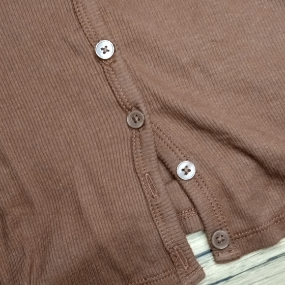 Hollister brown long sleeve crop top 🤎 - Picture 4 of 6